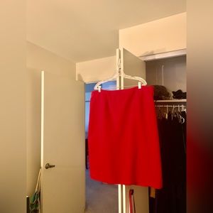 Skirt zipper in the back with small slit in the back